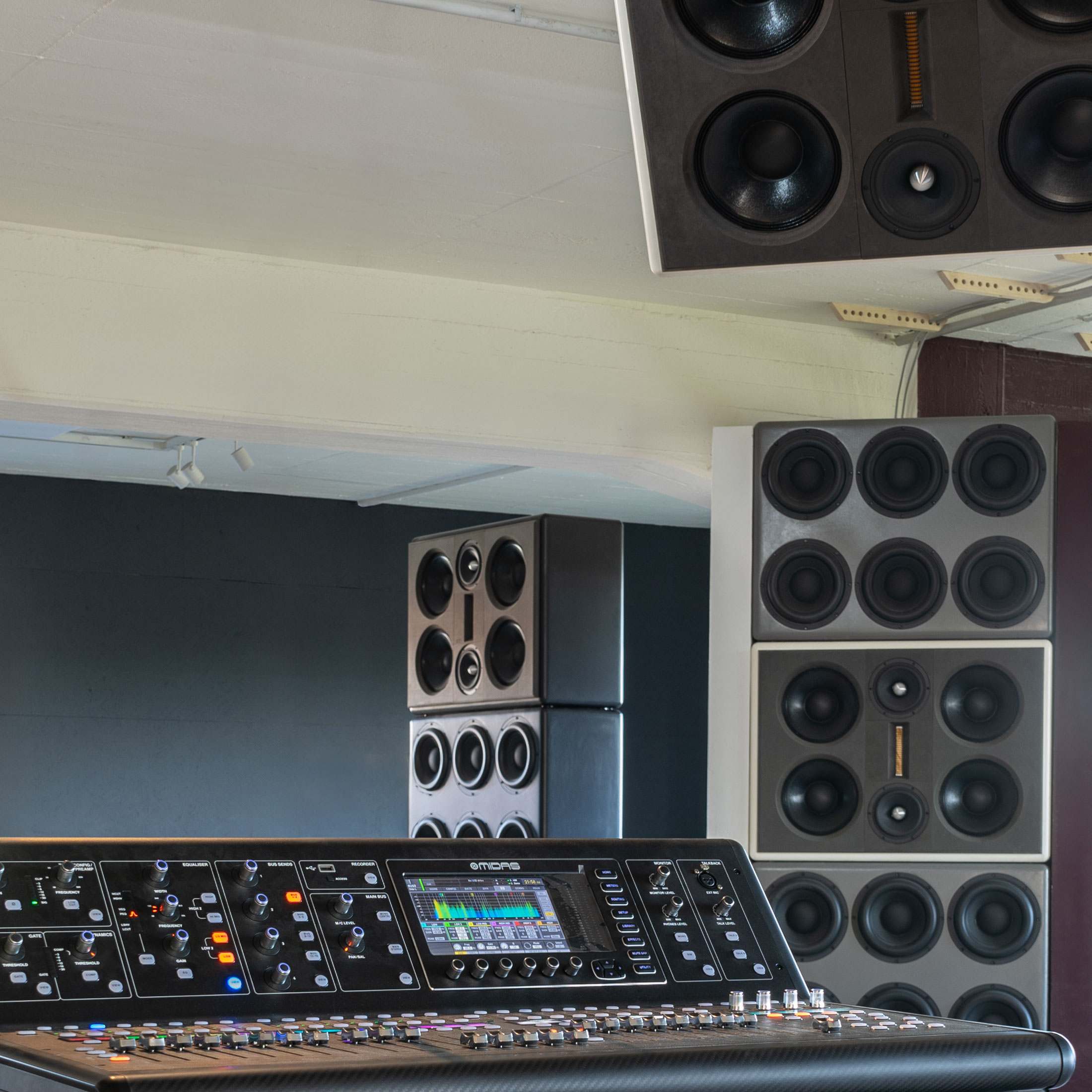 Studio mit maßgefertigten Lautsprechern