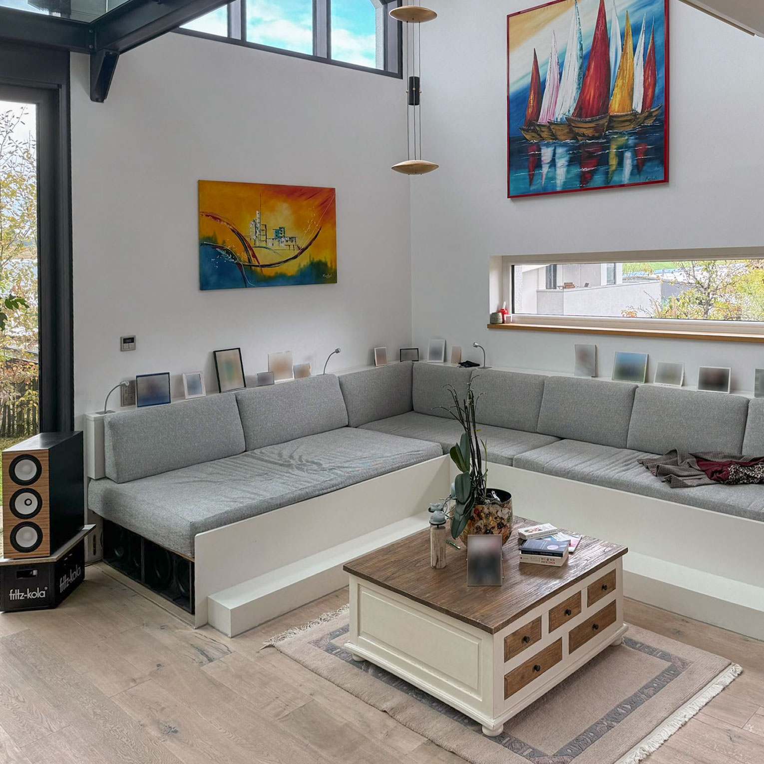 Wohnlandschaft mit integriertem Bass-Fundament