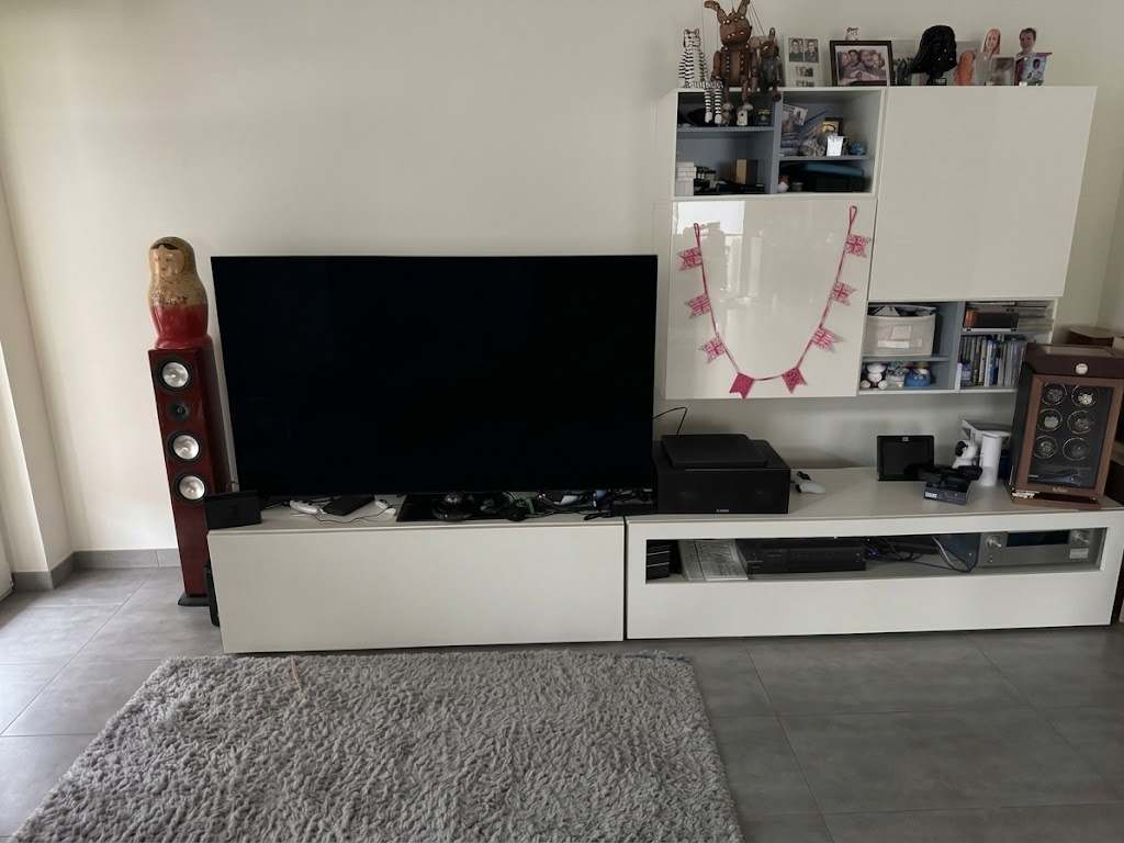 Wohnzimmer vorher mit sichtbarer Technik